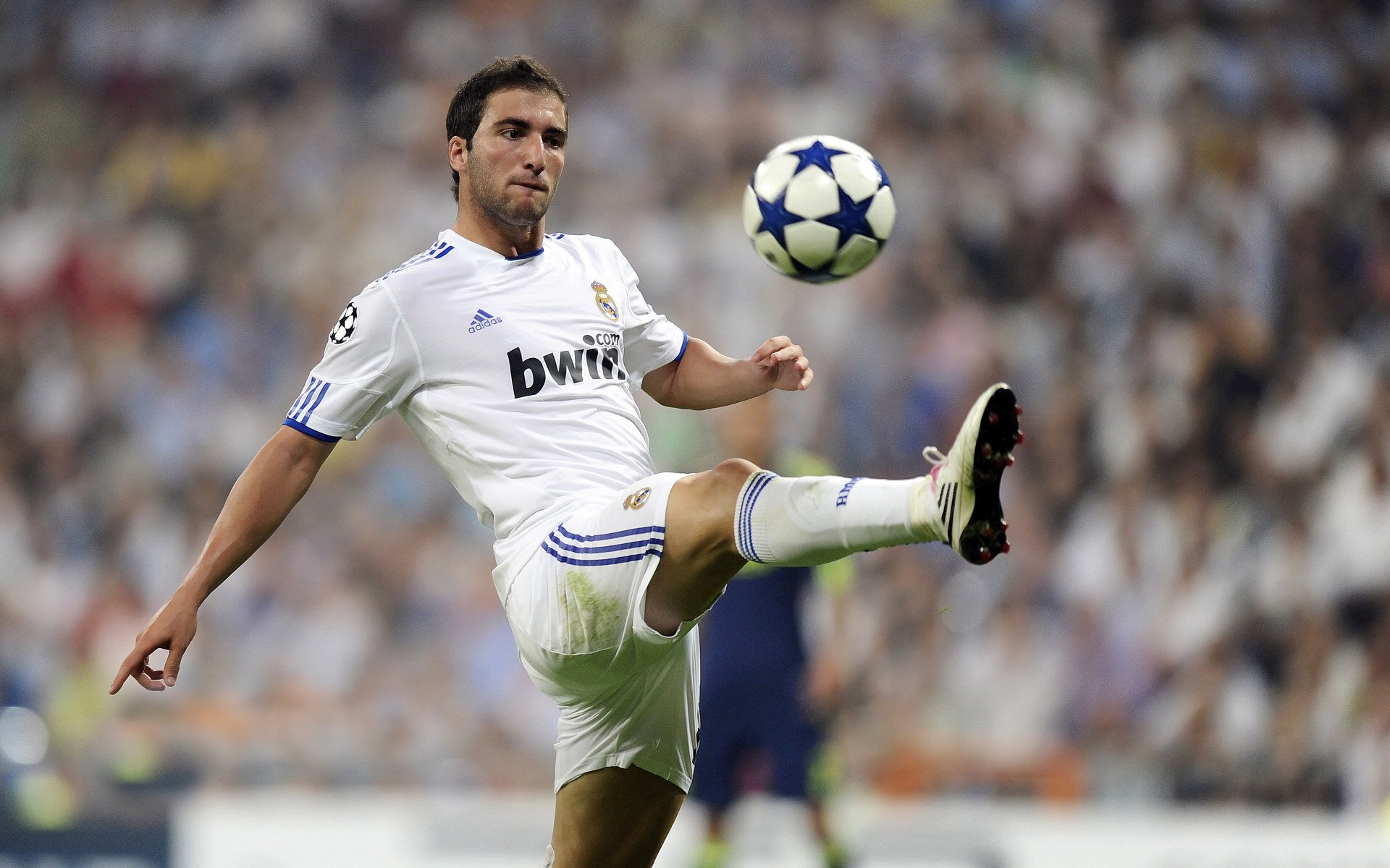 爱游戏官方-英超争冠之夜，拉梅洛完成里程碑，当个人传奇撞上集体狂欢